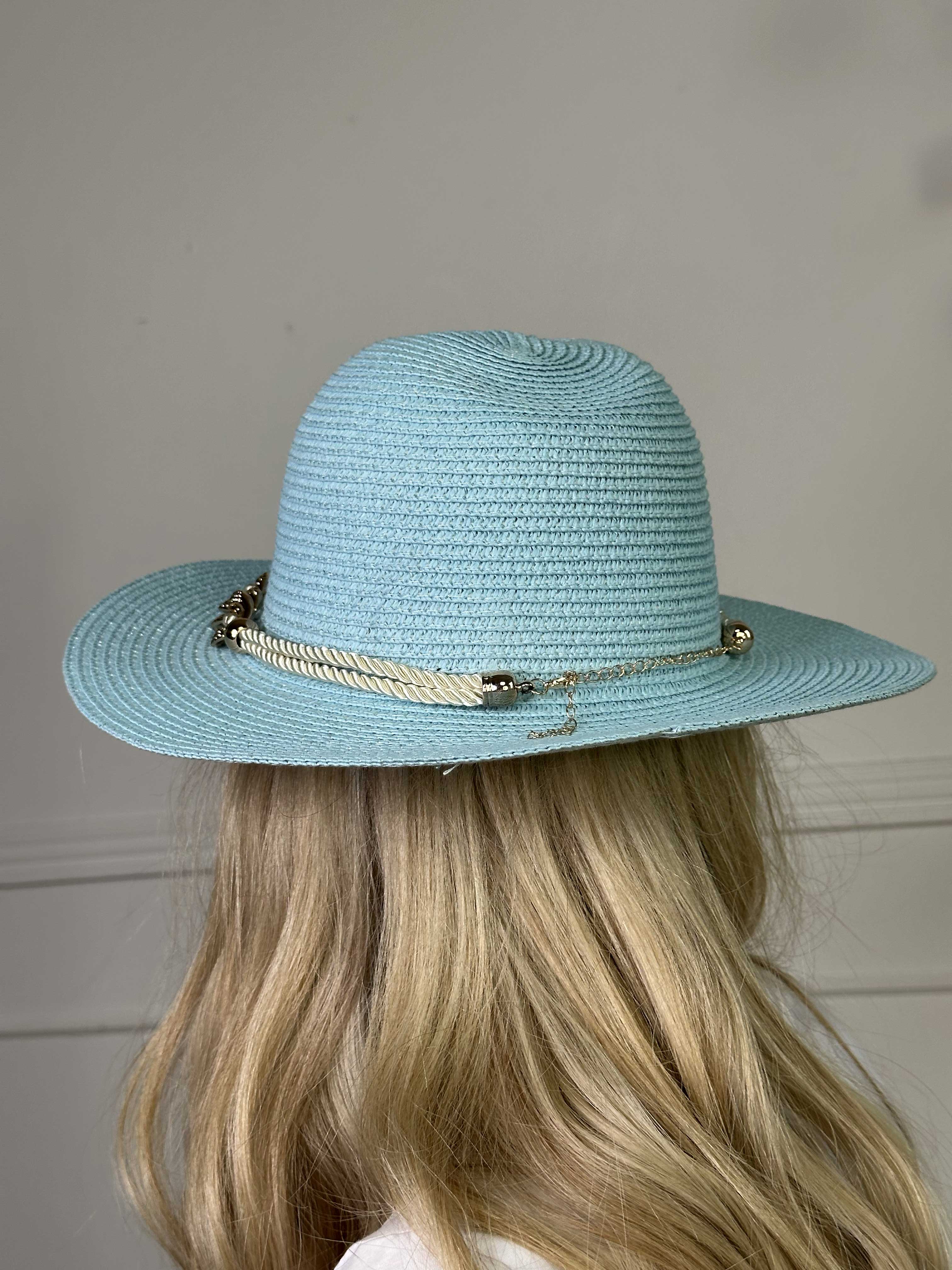 Olivias - Hat med skinnende snor og smykke